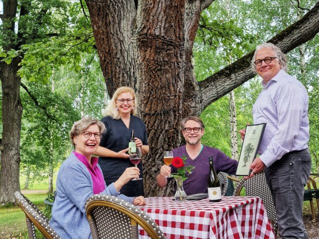 Tehtaan Hotelli myyjät ja ostajat saman pöydän äärellä